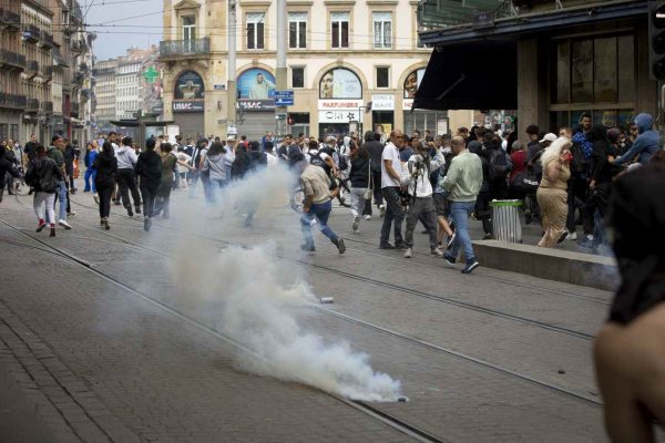 Fransa’da sokaklar polis kurşunuyla ölen genç için savaş alanına döndü