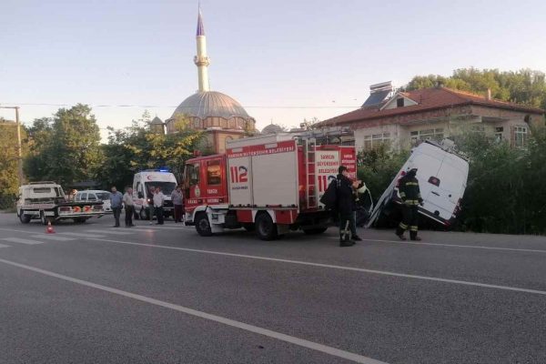 Samsun’da canlı yayın aracı aydınlatma direğine çarptı, 2 kişi öldü, 1 kişi yaralandı