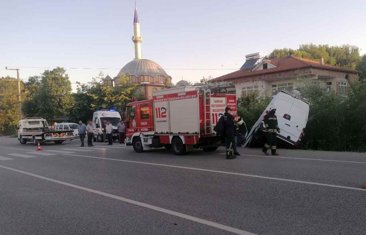 Samsun’da canlı yayın aracı aydınlatma direğine çarptı, 2 kişi öldü, 1 kişi yaralandı