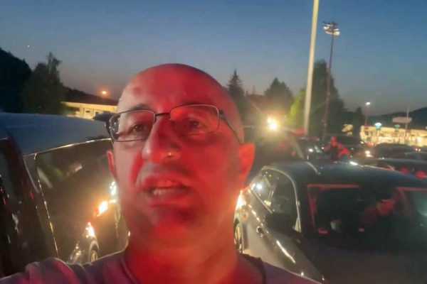 Mehmet Yıldız, Sıla Yolu Sırbistan sınırında isyan etti: “Rezillik”