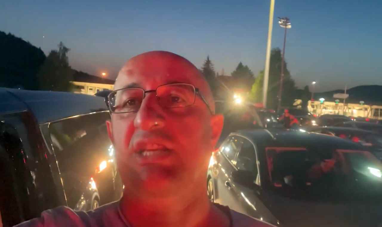 Mehmet Yıldız, Sıla Yolu Sırbistan sınırında isyan etti: “Rezillik”