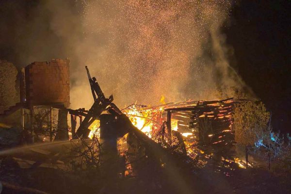 Sinop’ta ahşap ev yanarak kullanılamaz hale geldi