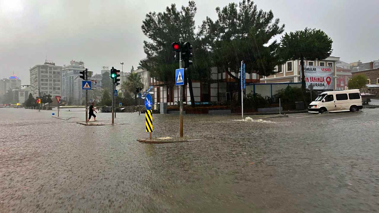 Samsun’da sağanak nedeniyle ev ve iş yerlerini su bastı