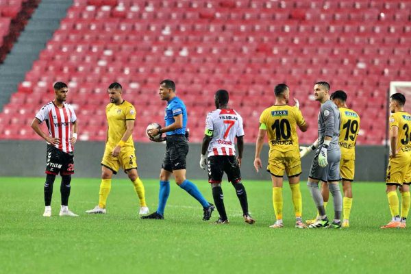 Yılport Samsunspor-İstanbulspor maçı, sağanak nedeniyle ertelendi