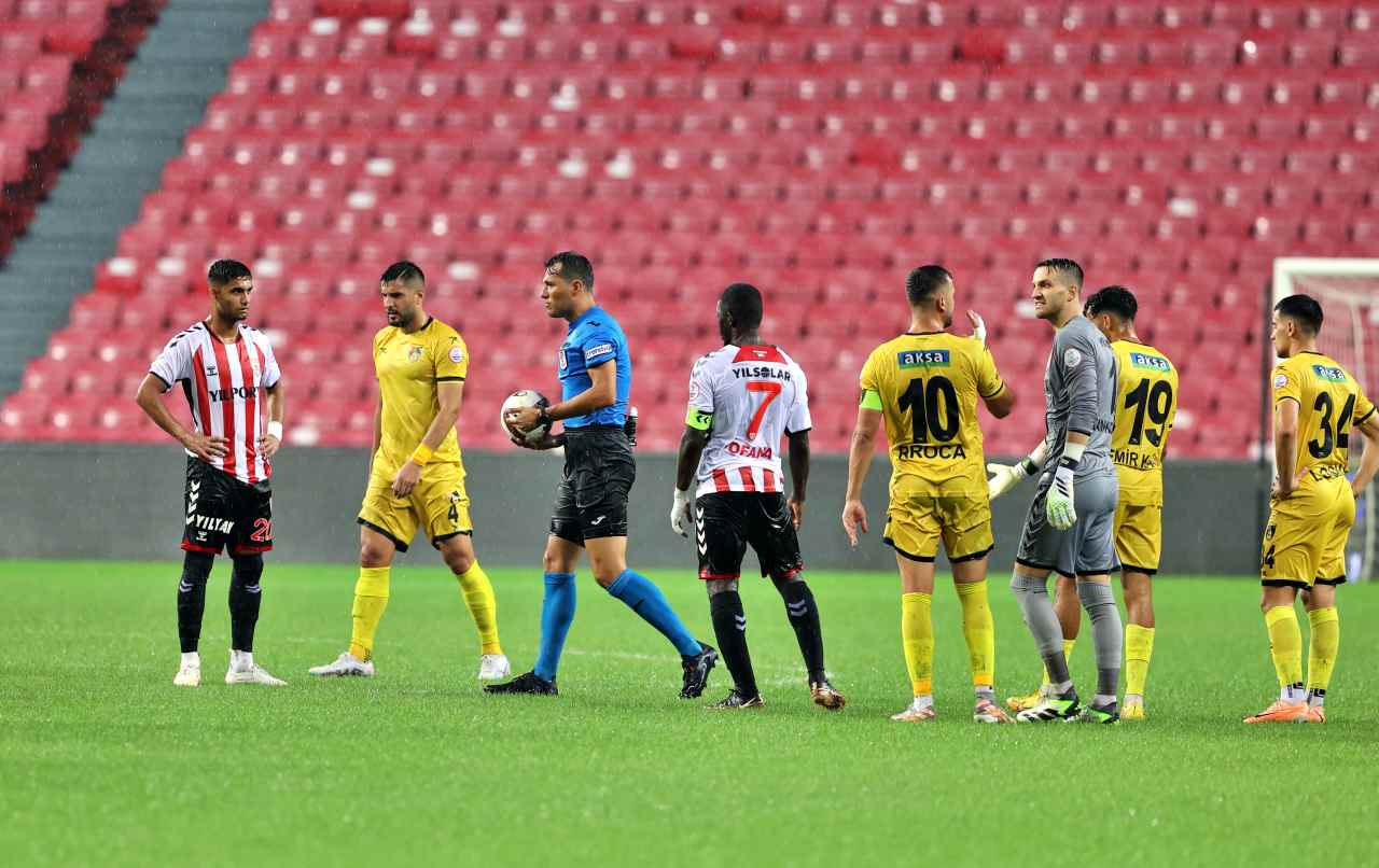 Yılport Samsunspor-İstanbulspor maçı, sağanak nedeniyle ertelendi