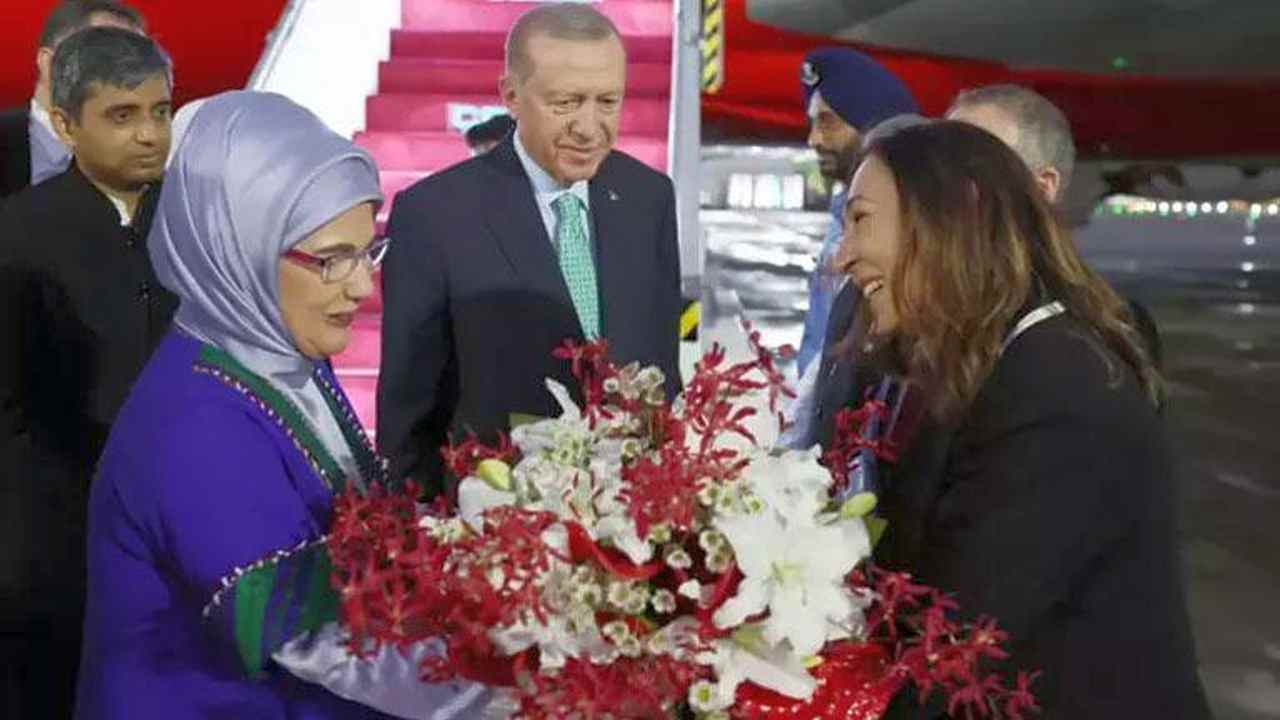 Cumhurbaşkanı Erdoğan’ı Hindistan’da, Yeni Delhi Büyükelçisi Fırat Sunel ve eşi Yonca Sunel karşıladı 