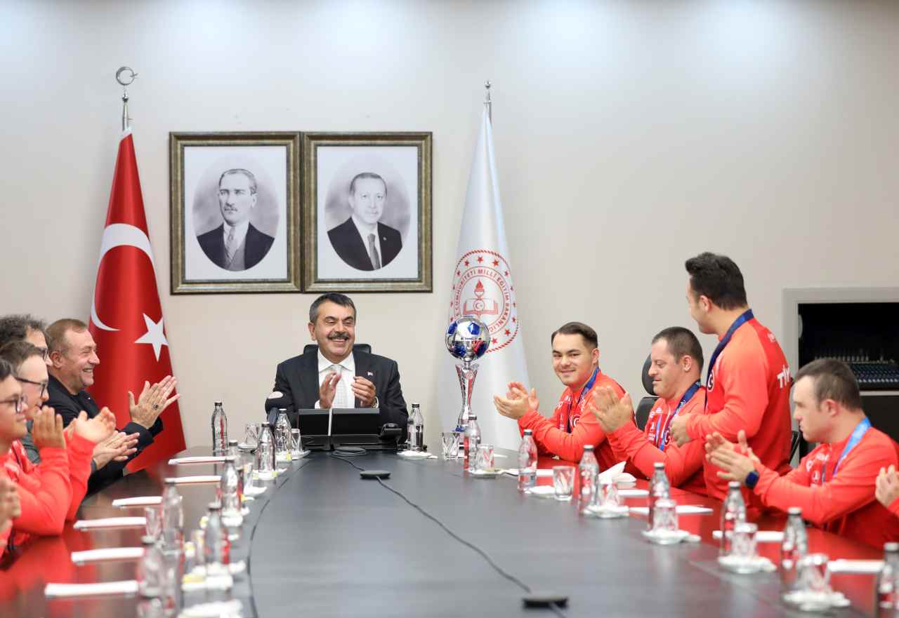 Down Sendromlu Futsal Milli Takımı, Milli Eğitim Bakanı Tekin’i ziyaret etti