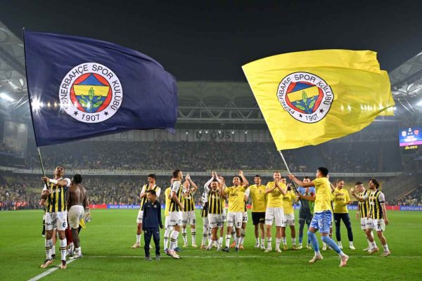 Fenerbahçe, rekor kırarak liderliğini sürdürdü