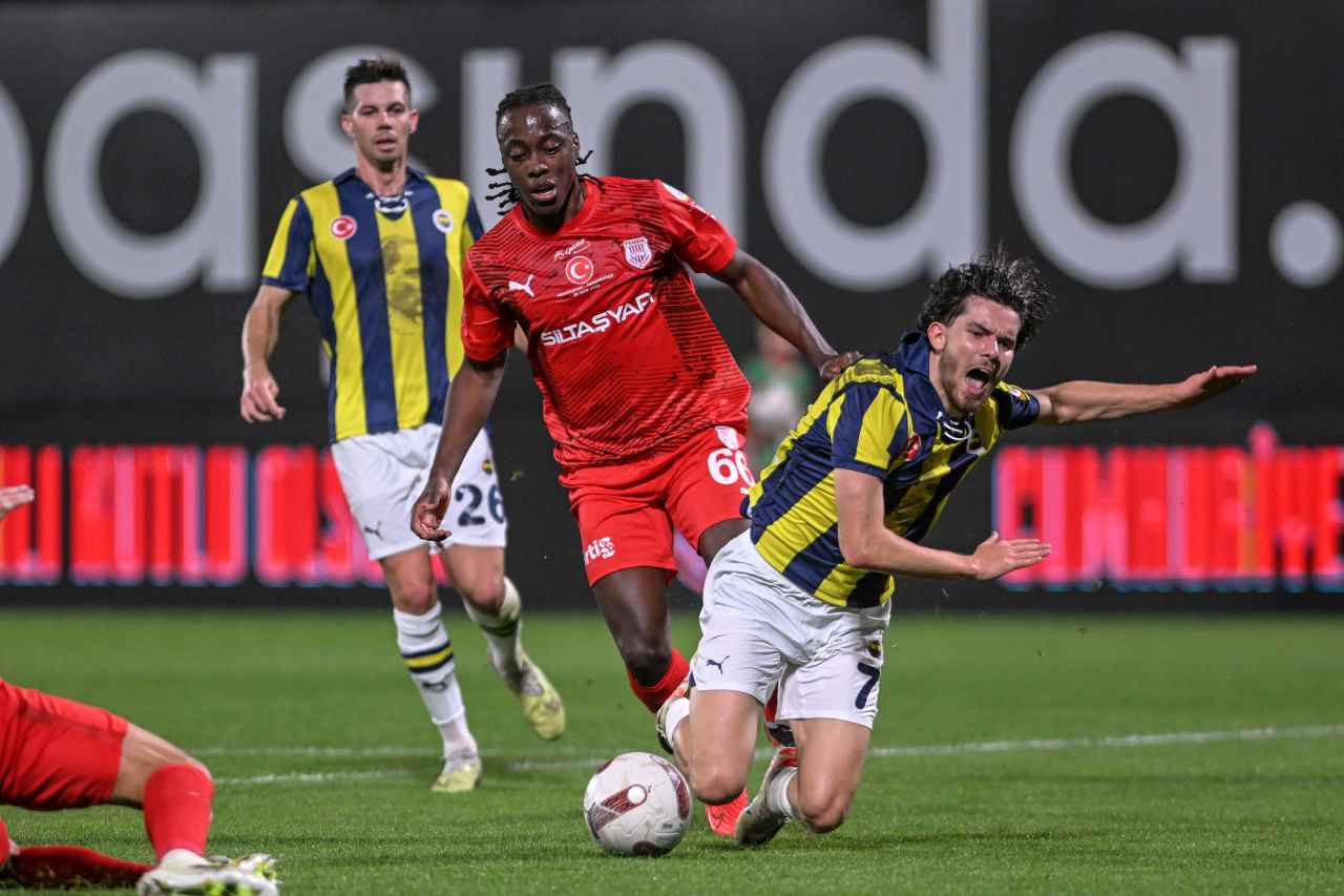 Fenerbahçe kayıp yaşamadan zirvedeki yerini korudu