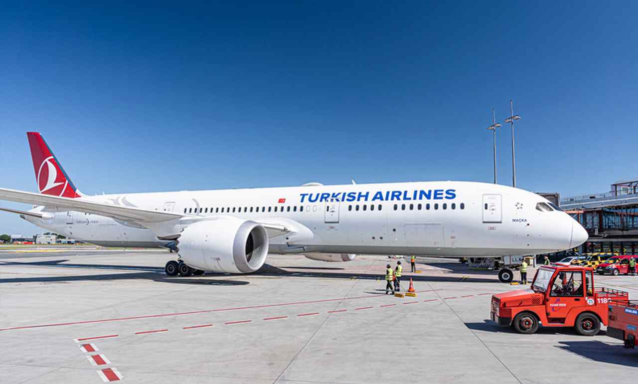 Hamburg Havalimanı’nda silahlı bir kişinin aracıyla aprona girmesi üzerine hava trafiği durduruldu