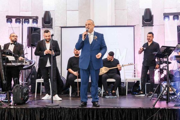 Yücel Acar, oğlu Aziz‘in düğününde sahne aldı