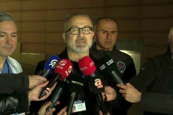 Hakem Halil Umut Meler hastaneye kaldırıldı