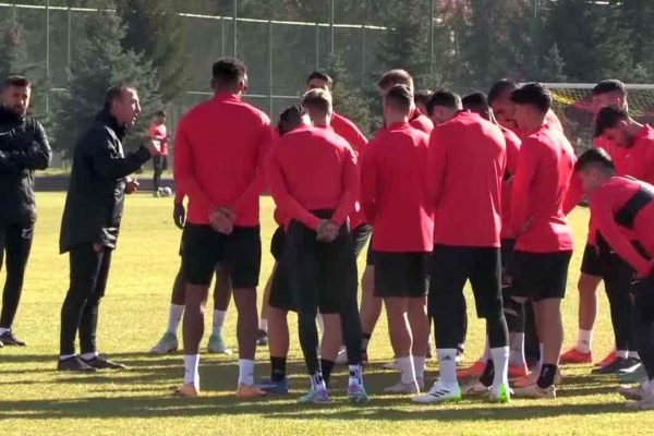 Kayserispor Teknik Direktörü Uçar’dan sporda şiddetin önlenmesi için sağduyu çağrısı: