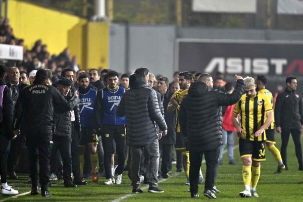 İstanbulspor başkanı takımını sahadan çekti