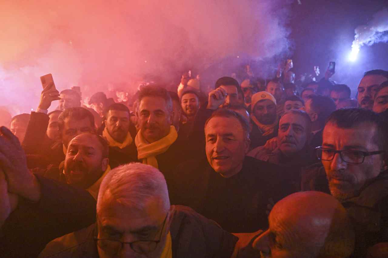 Hakemi döven başkanı coşkuyla karşıladılar