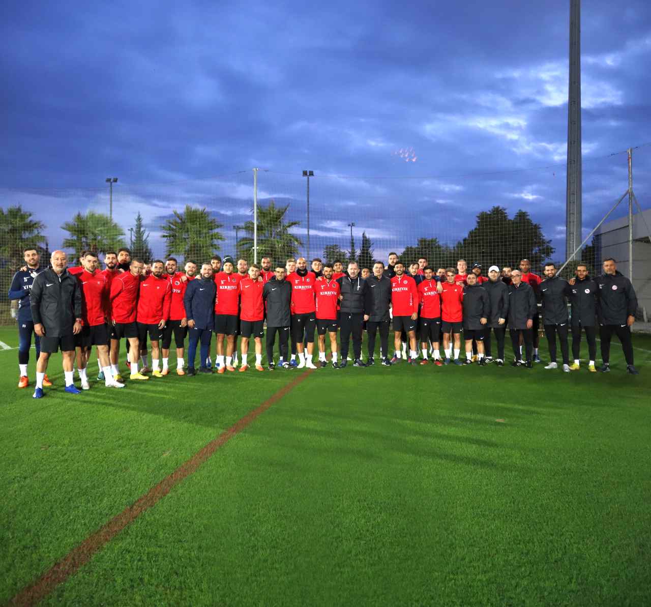 Sergen Yalçın, Antalyaspor’daki ilk antrenmanına çıktı