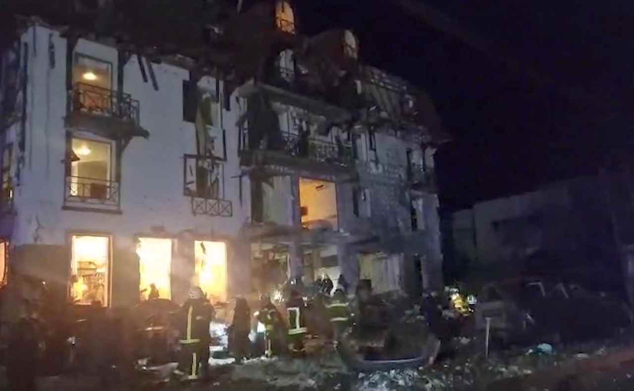Ukrayna’daki savaşı takip eden AA ekibinin kaldığı otel füzelerin hedefi oldu