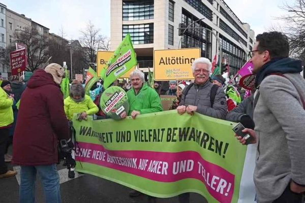 Almanya’da çiftçiler SPD Genel Merkezi önünde hükümeti protesto etti