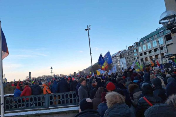 Hamburg’da 50 binden fazla kişi, aşırı sağcıları protesto etti