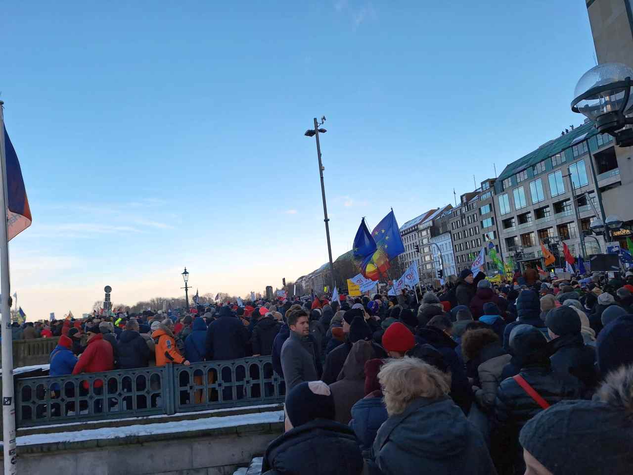 Hamburg’da 50 binden fazla kişi, aşırı sağcıları protesto etti