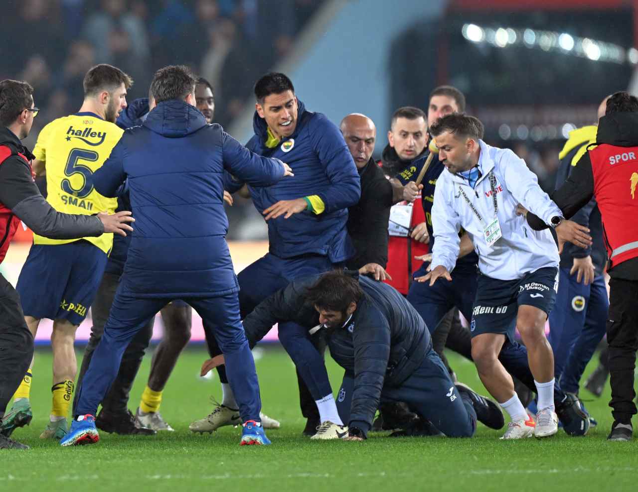 Trabzon’da utanç gecesi. Taraftarlar Fenerbahçe’li futbolculara saldırdı!