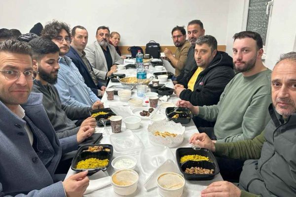 Wilhelmsburg Vahdet Cami’den kendi cemaati ve yoksullara her gün iftar yemeği
