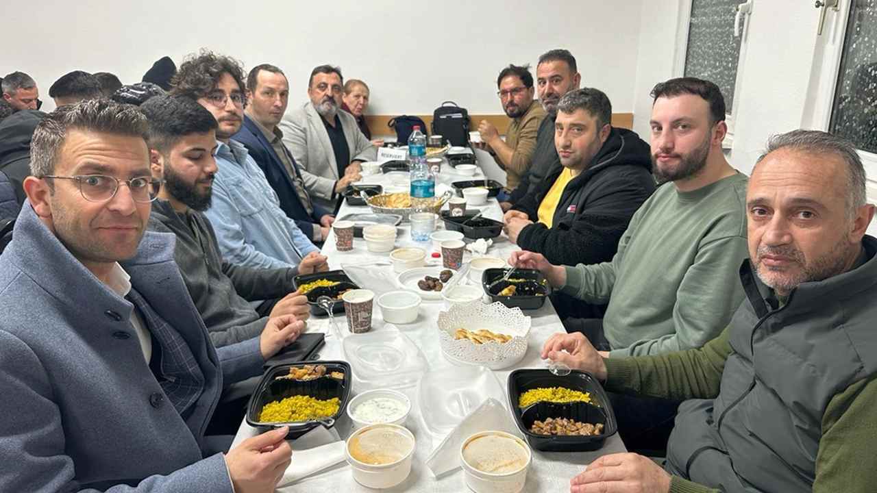 Wilhelmsburg Vahdet Cami’den kendi cemaati ve yoksullara her gün iftar yemeği