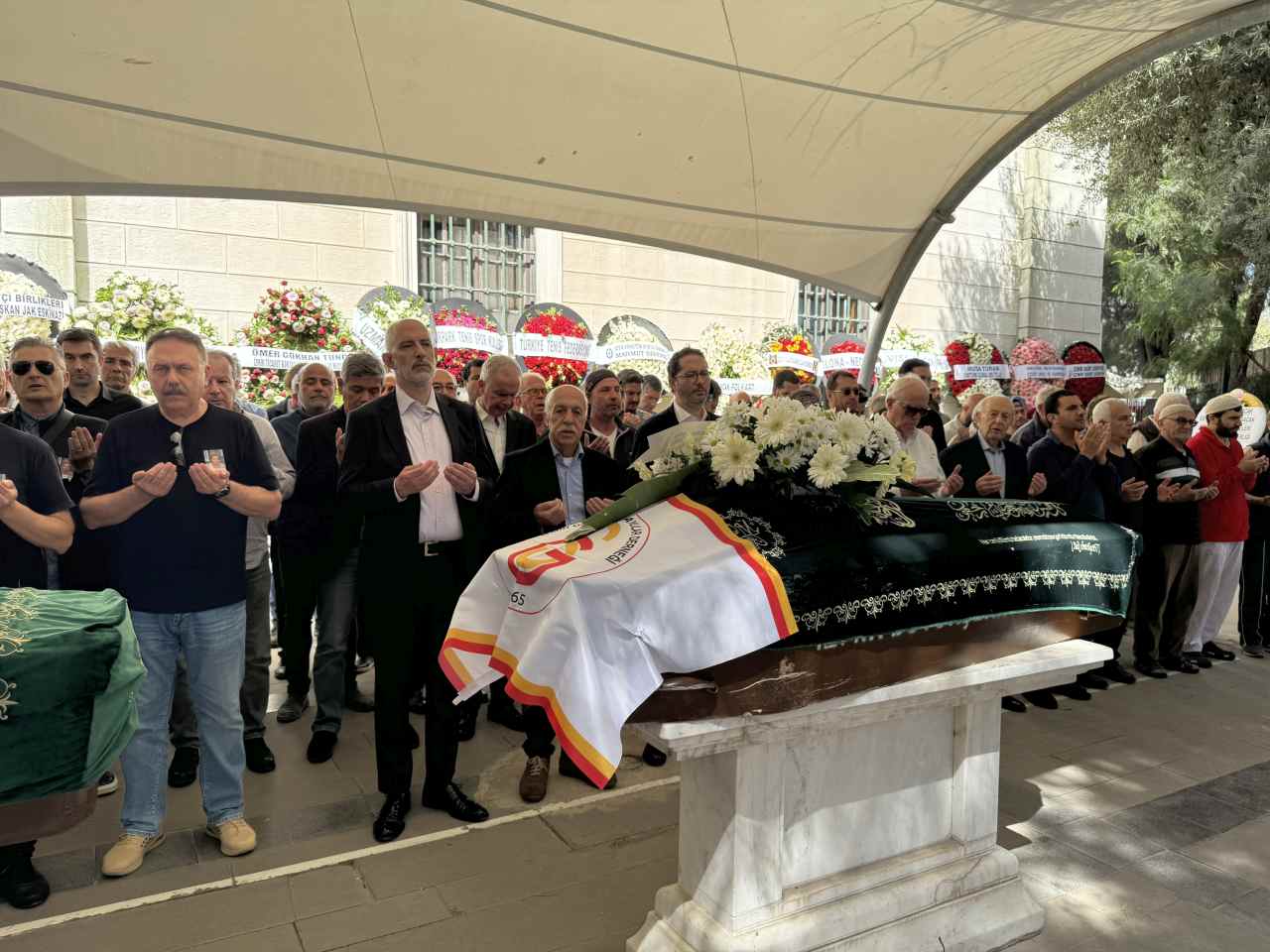 Vefat eden eski milli tenisçi Necdet Kestelli, İzmir’de son yolculuğuna uğurlandı