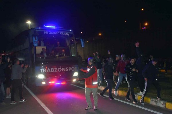 Trabzonspor kafilesine coşkulu karşılama