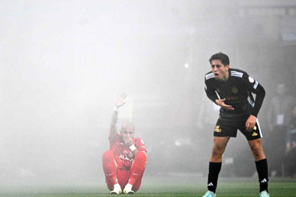 Altay maçında taraftarlar sahaya yangın tüpü sıktı!