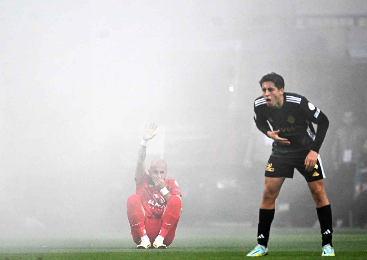 Altay maçında taraftarlar sahaya yangın tüpü sıktı!