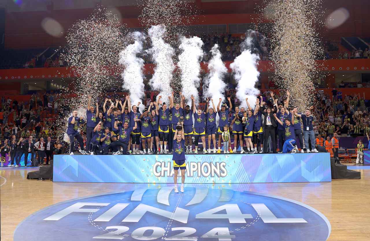FIBA Kadınlar Avrupa Ligi şampiyonu Fenerbahçe, kupasını aldı