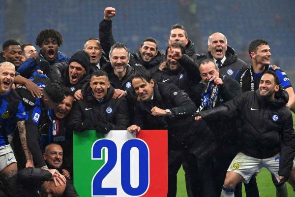 Inter, derbi maçta Milan’ı 2-1 yenerek Serie A’da 20 şampiyonlukla 2. yıldızı taktı