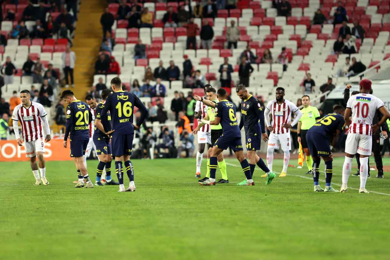 Fenerbaçe, Sivas’ta zirve yarışını bıraktı