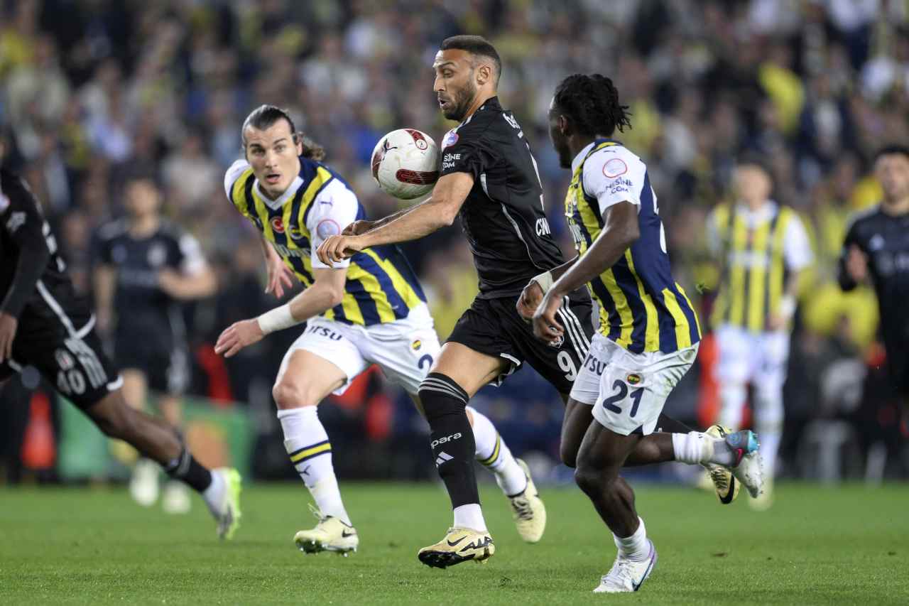 Derbiyi kazanan Fenerbahçe şampiyonluk umutlarını sürdürdü
