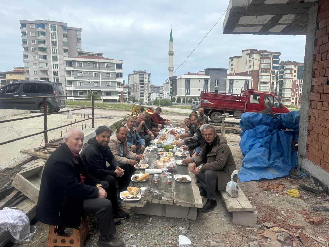 Selim Özgün, Özgün İnşaat işçileri ile yemek yedi