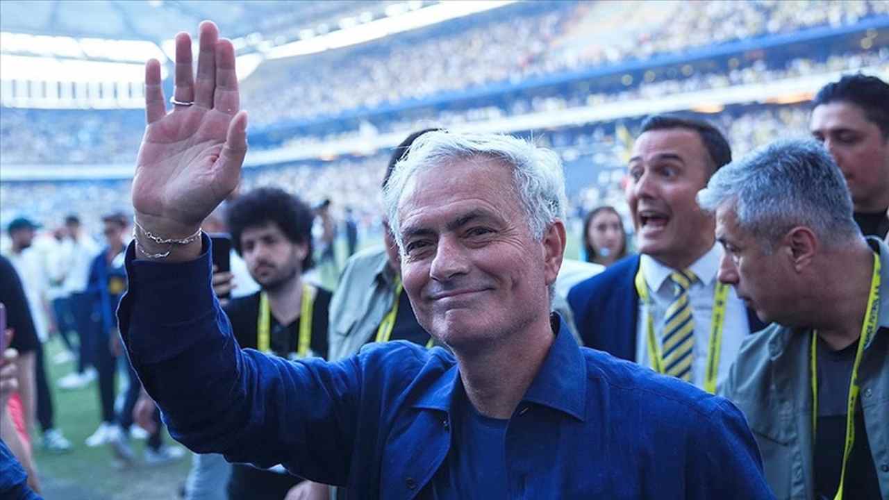 Jose Mourinho resmen Fenerbahçe’de
