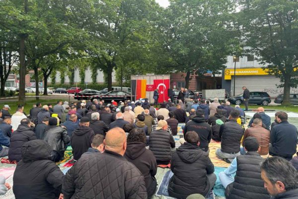 Camisi olmayan cemaat, Bayram namazını dışarda kıldı