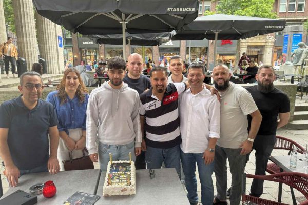 Tuncay doğum gününü Hamburg’un ünlü caddesi üzerinde kutladı