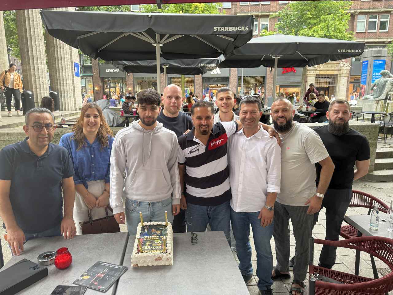 Tuncay doğum gününü Hamburg’un ünlü caddesi üzerinde kutladı