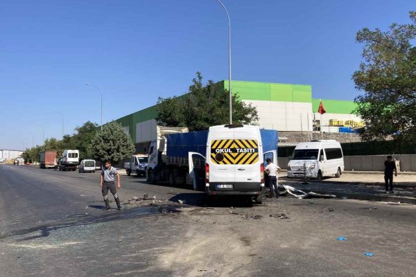 Gaziantep’te iki işçi servisi ile tırın karıştığı kazada 21 kişi yaralandı