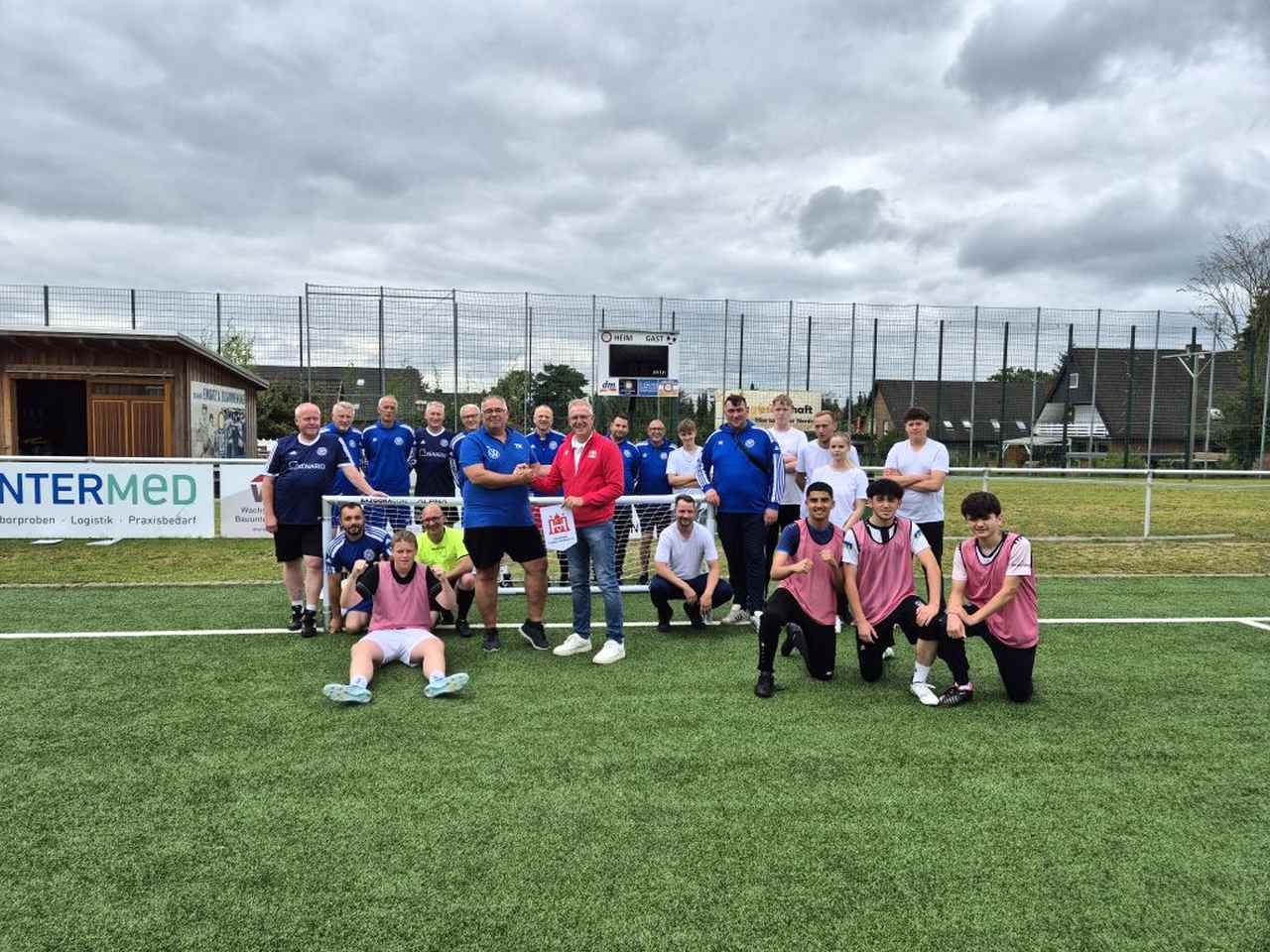 Übergabe Walking Football Tore an den Düneberger SV