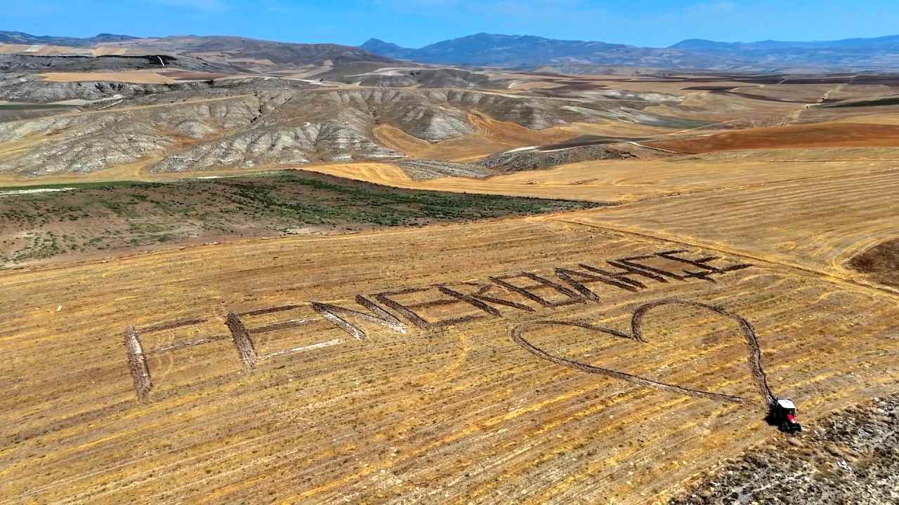 Tarlasına traktörle “Fenerbahçe” yazan çiftçi, Ali Koç’un davetiyle Kadıköy’de maç izledi