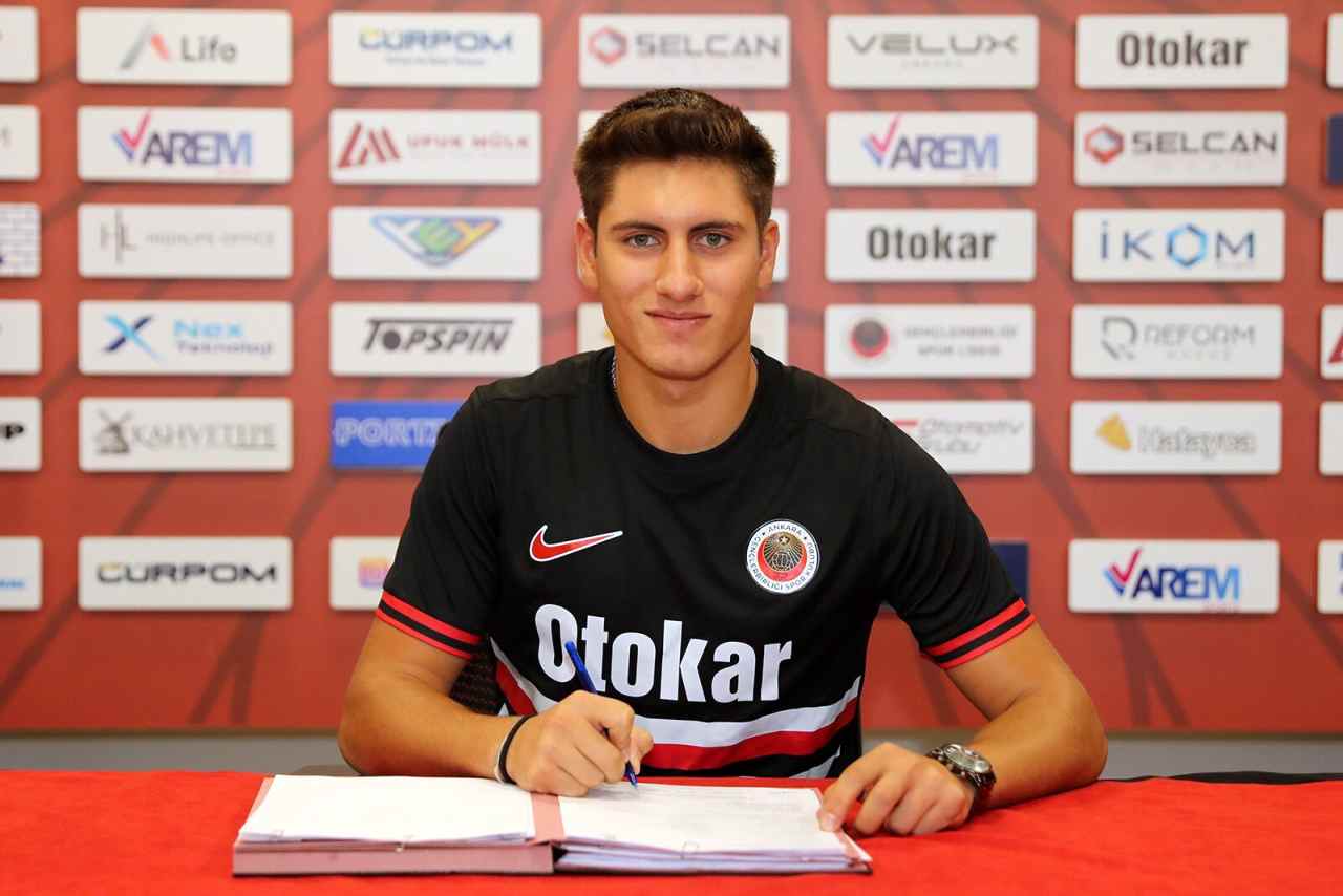 Gençlerbirliği, genç futbolcu Mert Tekin ile profesyonel sözleşme imzaladı