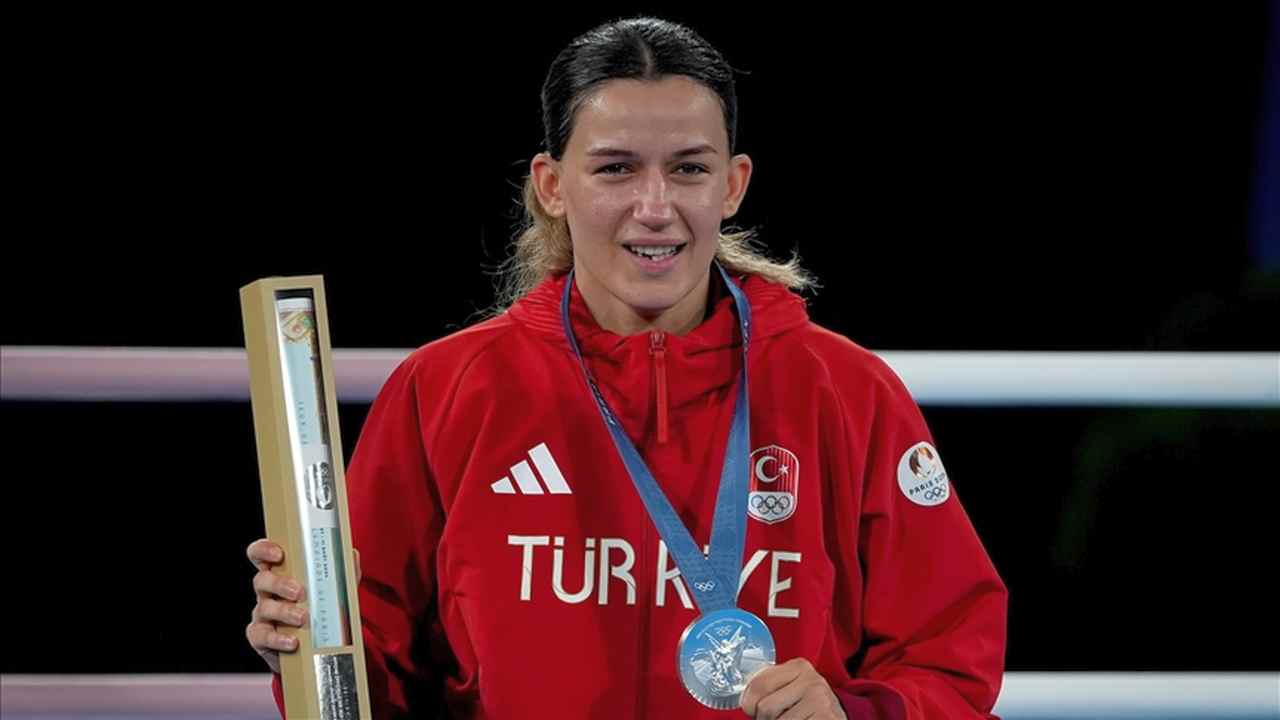 Boksta kadınlar 54 kilo finalinde Hatice Akbaş, gümüş madalya kazandı