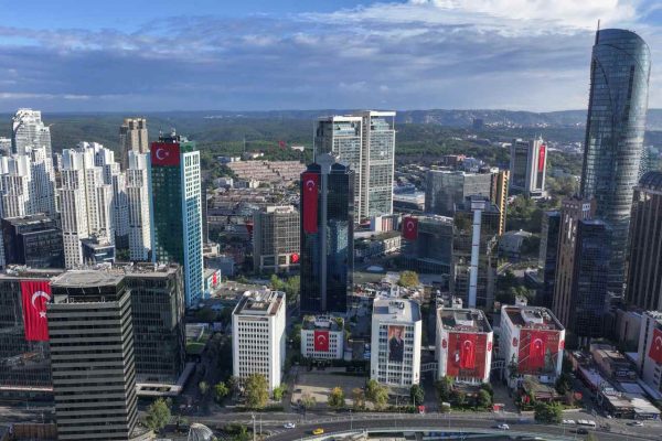 Dalganan sende şafaklar gibi ey şanlı hilal