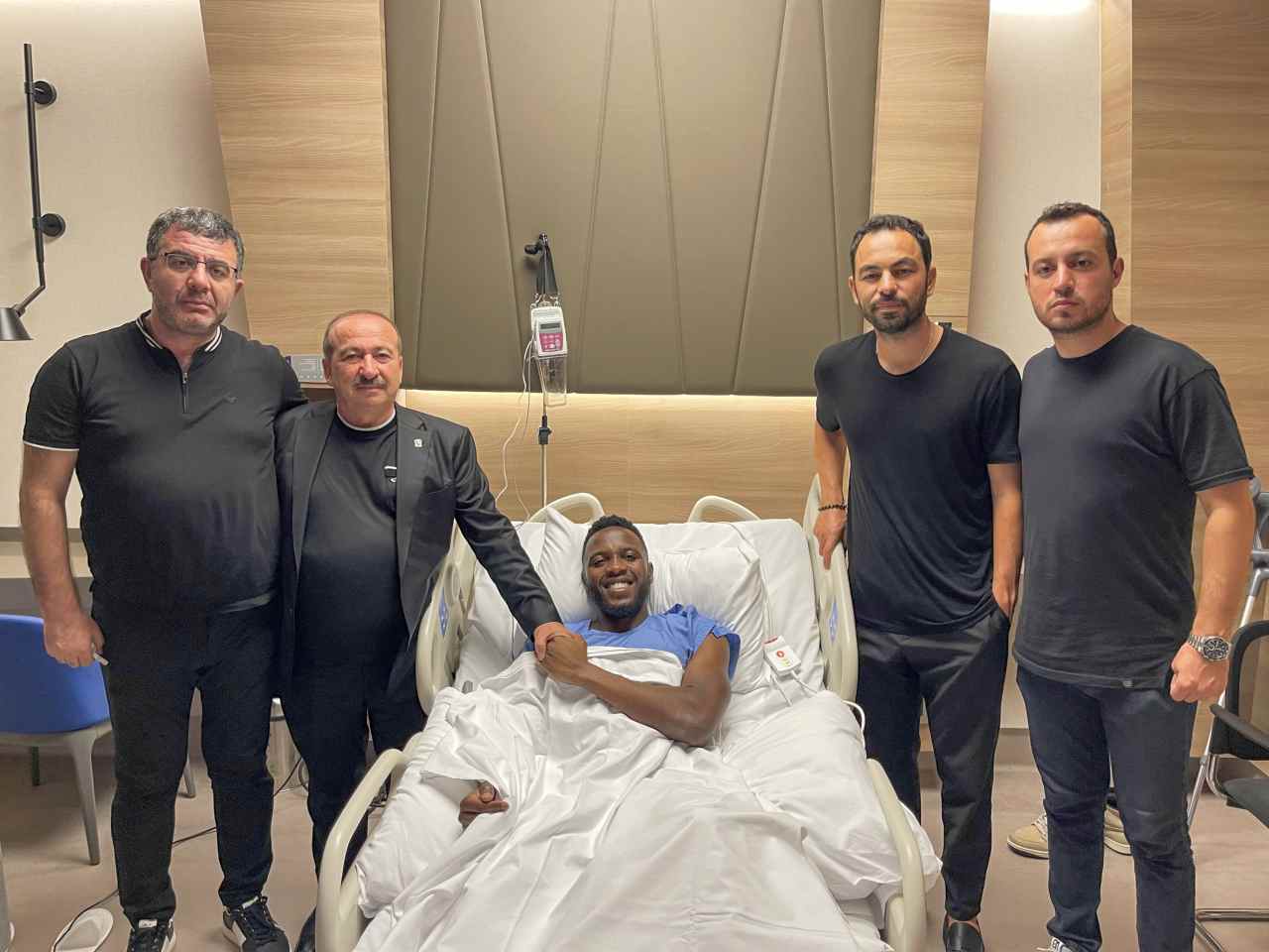 Gaziantep FK Başkanı Memik Yılmaz, sakatlanan Bitok’u hastanede ziyaret etti