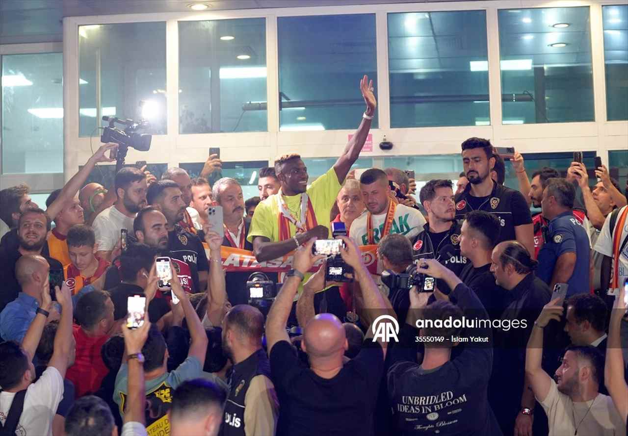 Victor Osimhen, Galatasaray için İstanbul’a geldi
