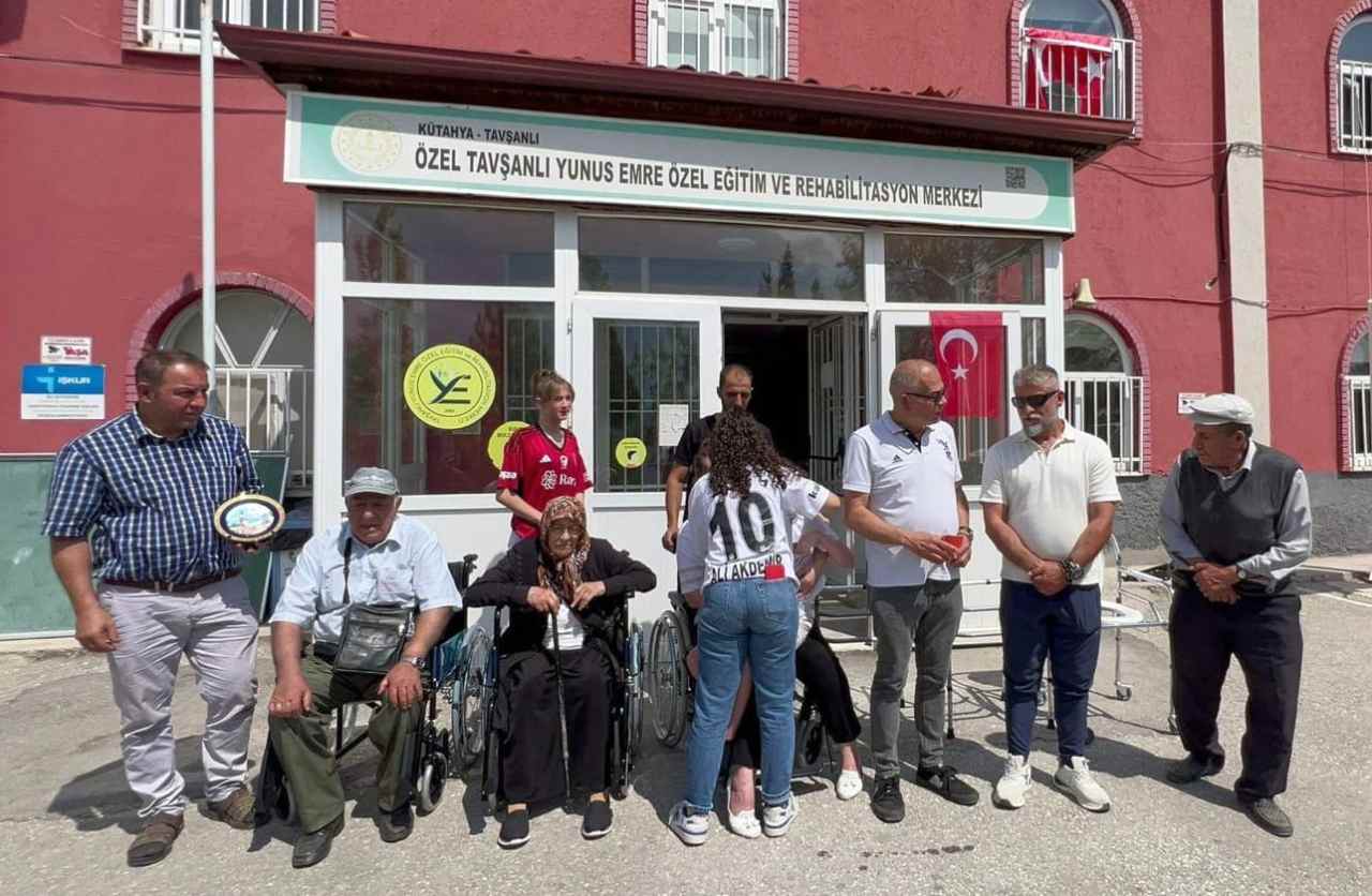 Almanya’dan Kütahya’ya tekerlekli sandalye ve yürüteç getirdiler