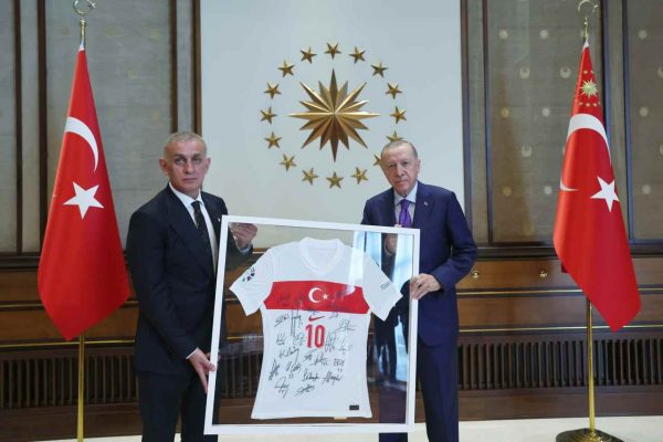 Cumhurbaşkanı Erdoğan, TFF Başkanı Hacıosmanoğlu ve yönetim kurulu üyelerini kabul etti: